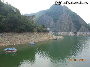 [P16] Lacul Vidraru aproape de debarcaderul de la Hotel Posada Vidraru.  » foto by iulianic
 - 
<span class="allrVoted glyphicon glyphicon-heart hidden" id="av667763"></span>
<a class="m-l-10 hidden" id="sv667763" onclick="voting_Foto_DelVot(,667763,7327)" role="button">șterge vot <span class="glyphicon glyphicon-remove"></span></a>
<a id="v9667763" class=" c-red"  onclick="voting_Foto_SetVot(667763)" role="button"><span class="glyphicon glyphicon-heart-empty"></span> <b>LIKE</b> = Votează poza</a> <img class="hidden"  id="f667763W9" src="/imagini/loader.gif" border="0" /><span class="AjErrMes hidden" id="e667763ErM"></span>