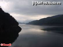 [P19] Lacul Vidraru, sub ploaie. În depărtare, Munţii Făgăraş » foto by Costi
 - 
<span class="allrVoted glyphicon glyphicon-heart hidden" id="av318444"></span>
<a class="m-l-10 hidden" id="sv318444" onclick="voting_Foto_DelVot(,318444,7327)" role="button">șterge vot <span class="glyphicon glyphicon-remove"></span></a>
<a id="v9318444" class=" c-red"  onclick="voting_Foto_SetVot(318444)" role="button"><span class="glyphicon glyphicon-heart-empty"></span> <b>LIKE</b> = Votează poza</a> <img class="hidden"  id="f318444W9" src="/imagini/loader.gif" border="0" /><span class="AjErrMes hidden" id="e318444ErM"></span>