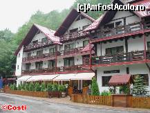 [P04] Latura sudică a pensiunii 'La Cetate', unde, la parter, se află restaurantul şi terasa cu acelaşi nume. » foto by Costi
 - 
<span class="allrVoted glyphicon glyphicon-heart hidden" id="av318419"></span>
<a class="m-l-10 hidden" id="sv318419" onclick="voting_Foto_DelVot(,318419,7327)" role="button">șterge vot <span class="glyphicon glyphicon-remove"></span></a>
<a id="v9318419" class=" c-red"  onclick="voting_Foto_SetVot(318419)" role="button"><span class="glyphicon glyphicon-heart-empty"></span> <b>LIKE</b> = Votează poza</a> <img class="hidden"  id="f318419W9" src="/imagini/loader.gif" border="0" /><span class="AjErrMes hidden" id="e318419ErM"></span>
