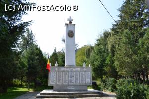 [P04] Memorial eroi de razboi Rasinari » foto by AZE
 - 
<span class="allrVoted glyphicon glyphicon-heart hidden" id="av792185"></span>
<a class="m-l-10 hidden" id="sv792185" onclick="voting_Foto_DelVot(,792185,7405)" role="button">șterge vot <span class="glyphicon glyphicon-remove"></span></a>
<a id="v9792185" class=" c-red"  onclick="voting_Foto_SetVot(792185)" role="button"><span class="glyphicon glyphicon-heart-empty"></span> <b>LIKE</b> = Votează poza</a> <img class="hidden"  id="f792185W9" src="/imagini/loader.gif" border="0" /><span class="AjErrMes hidden" id="e792185ErM"></span>