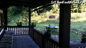 [P15] Intr-o dupa amiaza fierbinte, terasa ce pastra racoare. In stanga se vede o banca de peste 4 m lungime, invelita cu un covor din lana, tesut manual, cu motive bucovinene, loc de savurat cafeaua si admirat peisajul montan.  » foto by Maxie*
 - 
<span class="allrVoted glyphicon glyphicon-heart hidden" id="av537252"></span>
<a class="m-l-10 hidden" id="sv537252" onclick="voting_Foto_DelVot(,537252,7483)" role="button">șterge vot <span class="glyphicon glyphicon-remove"></span></a>
<a id="v9537252" class=" c-red"  onclick="voting_Foto_SetVot(537252)" role="button"><span class="glyphicon glyphicon-heart-empty"></span> <b>LIKE</b> = Votează poza</a> <img class="hidden"  id="f537252W9" src="/imagini/loader.gif" border="0" /><span class="AjErrMes hidden" id="e537252ErM"></span>