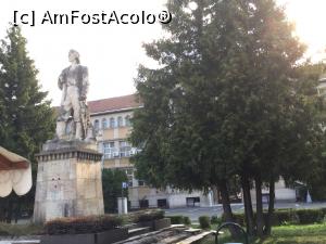 [P22] Baia Mare - Statuia Minerului din Piata Revolutiei este cam lasata in paragina, ca si institutia din spatele ei care nu stiu ce este, nu esista nici o placuta de identificare.  » foto by mishu
 - 
<span class="allrVoted glyphicon glyphicon-heart hidden" id="av901348"></span>
<a class="m-l-10 hidden" id="sv901348" onclick="voting_Foto_DelVot(,901348,7527)" role="button">șterge vot <span class="glyphicon glyphicon-remove"></span></a>
<a id="v9901348" class=" c-red"  onclick="voting_Foto_SetVot(901348)" role="button"><span class="glyphicon glyphicon-heart-empty"></span> <b>LIKE</b> = Votează poza</a> <img class="hidden"  id="f901348W9" src="/imagini/loader.gif" border="0" /><span class="AjErrMes hidden" id="e901348ErM"></span>