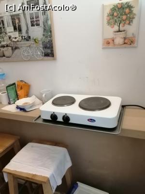 [P10] Reșoul care nici nu încăpea pe tejgheaua îngustă. Iar o persoană de 1,5 m nu s-ar fi putut aburca pe scaunele extrem de înalte. Aici s-ar fi putut mânca numai pe rând. » foto by Jimmy1
 - 
<span class="allrVoted glyphicon glyphicon-heart hidden" id="av1357382"></span>
<a class="m-l-10 hidden" id="sv1357382" onclick="voting_Foto_DelVot(,1357382,7555)" role="button">șterge vot <span class="glyphicon glyphicon-remove"></span></a>
<a id="v91357382" class=" c-red"  onclick="voting_Foto_SetVot(1357382)" role="button"><span class="glyphicon glyphicon-heart-empty"></span> <b>LIKE</b> = Votează poza</a> <img class="hidden"  id="f1357382W9" src="/imagini/loader.gif" border="0" /><span class="AjErrMes hidden" id="e1357382ErM"></span>