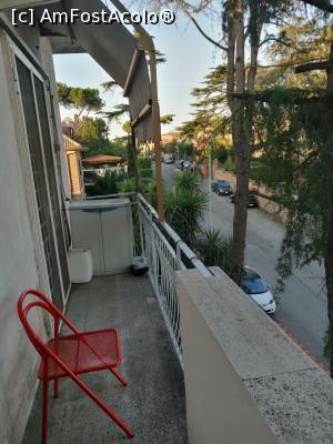 [P06] In balcon e un scaun pliabil rosu » foto by ultrasro
 - 
<span class="allrVoted glyphicon glyphicon-heart hidden" id="av1218229"></span>
<a class="m-l-10 hidden" id="sv1218229" onclick="voting_Foto_DelVot(,1218229,7555)" role="button">șterge vot <span class="glyphicon glyphicon-remove"></span></a>
<a id="v91218229" class=" c-red"  onclick="voting_Foto_SetVot(1218229)" role="button"><span class="glyphicon glyphicon-heart-empty"></span> <b>LIKE</b> = Votează poza</a> <img class="hidden"  id="f1218229W9" src="/imagini/loader.gif" border="0" /><span class="AjErrMes hidden" id="e1218229ErM"></span>