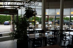 [P12] Vedere dinspre sala de mese spre ieșirea din hotel.  » foto by Utube
 - 
<span class="allrVoted glyphicon glyphicon-heart hidden" id="av882206"></span>
<a class="m-l-10 hidden" id="sv882206" onclick="voting_Foto_DelVot(,882206,7615)" role="button">șterge vot <span class="glyphicon glyphicon-remove"></span></a>
<a id="v9882206" class=" c-red"  onclick="voting_Foto_SetVot(882206)" role="button"><span class="glyphicon glyphicon-heart-empty"></span> <b>LIKE</b> = Votează poza</a> <img class="hidden"  id="f882206W9" src="/imagini/loader.gif" border="0" /><span class="AjErrMes hidden" id="e882206ErM"></span>