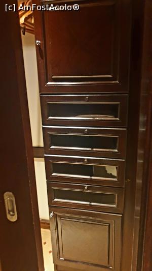 [P20] dressing cu corp de mobilier cu sertare și safe-ul inchis in primul dulap de sus » foto by k-lator
 - 
<span class="allrVoted glyphicon glyphicon-heart hidden" id="av1224019"></span>
<a class="m-l-10 hidden" id="sv1224019" onclick="voting_Foto_DelVot(,1224019,7643)" role="button">șterge vot <span class="glyphicon glyphicon-remove"></span></a>
<a id="v91224019" class=" c-red"  onclick="voting_Foto_SetVot(1224019)" role="button"><span class="glyphicon glyphicon-heart-empty"></span> <b>LIKE</b> = Votează poza</a> <img class="hidden"  id="f1224019W9" src="/imagini/loader.gif" border="0" /><span class="AjErrMes hidden" id="e1224019ErM"></span>