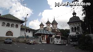 [P20] Vila Ileana Sinaia - parcarea din fața mănăstirii Sinaia unde am fost și noi îndrumați » foto by danoradea
 - 
<span class="allrVoted glyphicon glyphicon-heart hidden" id="av432003"></span>
<a class="m-l-10 hidden" id="sv432003" onclick="voting_Foto_DelVot(,432003,7678)" role="button">șterge vot <span class="glyphicon glyphicon-remove"></span></a>
<a id="v9432003" class=" c-red"  onclick="voting_Foto_SetVot(432003)" role="button"><span class="glyphicon glyphicon-heart-empty"></span> <b>LIKE</b> = Votează poza</a> <img class="hidden"  id="f432003W9" src="/imagini/loader.gif" border="0" /><span class="AjErrMes hidden" id="e432003ErM"></span>
