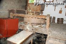 [P05] In partea stanga se vede faina de malai, jos in mijloc se vede cureaua ce invarteste piatra morii si axul de pornire. Pe perete si in mijloc diferite scule. » foto by haiduc
 - 
<span class="allrVoted glyphicon glyphicon-heart hidden" id="av149050"></span>
<a class="m-l-10 hidden" id="sv149050" onclick="voting_Foto_DelVot(,149050,7754)" role="button">șterge vot <span class="glyphicon glyphicon-remove"></span></a>
<a id="v9149050" class=" c-red"  onclick="voting_Foto_SetVot(149050)" role="button"><span class="glyphicon glyphicon-heart-empty"></span> <b>LIKE</b> = Votează poza</a> <img class="hidden"  id="f149050W9" src="/imagini/loader.gif" border="0" /><span class="AjErrMes hidden" id="e149050ErM"></span>