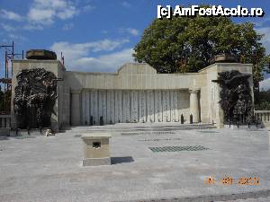 [P29] Mărăşti - Mausoleul Eroilor. Peretele semicircular şi listele cu numele eroilor.  » foto by iulianic
 - 
<span class="allrVoted glyphicon glyphicon-heart hidden" id="av464373"></span>
<a class="m-l-10 hidden" id="sv464373" onclick="voting_Foto_DelVot(,464373,7833)" role="button">șterge vot <span class="glyphicon glyphicon-remove"></span></a>
<a id="v9464373" class=" c-red"  onclick="voting_Foto_SetVot(464373)" role="button"><span class="glyphicon glyphicon-heart-empty"></span> <b>LIKE</b> = Votează poza</a> <img class="hidden"  id="f464373W9" src="/imagini/loader.gif" border="0" /><span class="AjErrMes hidden" id="e464373ErM"></span>