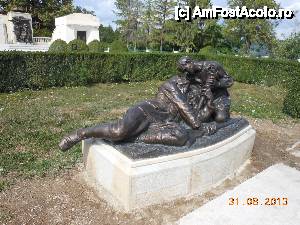 [P33] Mărăşti - Mausoleul Eroilor. Grup statuar executat în bronz aflat în parcul sanctuarului.  » foto by iulianic
 - 
<span class="allrVoted glyphicon glyphicon-heart hidden" id="av464382"></span>
<a class="m-l-10 hidden" id="sv464382" onclick="voting_Foto_DelVot(,464382,7833)" role="button">șterge vot <span class="glyphicon glyphicon-remove"></span></a>
<a id="v9464382" class=" c-red"  onclick="voting_Foto_SetVot(464382)" role="button"><span class="glyphicon glyphicon-heart-empty"></span> <b>LIKE</b> = Votează poza</a> <img class="hidden"  id="f464382W9" src="/imagini/loader.gif" border="0" /><span class="AjErrMes hidden" id="e464382ErM"></span>