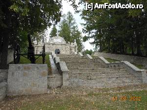 [P37] Soveja - Mausoleul Eroilor. Faţada principală şi scările flancate de tunuri.  » foto by iulianic
 - 
<span class="allrVoted glyphicon glyphicon-heart hidden" id="av464397"></span>
<a class="m-l-10 hidden" id="sv464397" onclick="voting_Foto_DelVot(,464397,7833)" role="button">șterge vot <span class="glyphicon glyphicon-remove"></span></a>
<a id="v9464397" class=" c-red"  onclick="voting_Foto_SetVot(464397)" role="button"><span class="glyphicon glyphicon-heart-empty"></span> <b>LIKE</b> = Votează poza</a> <img class="hidden"  id="f464397W9" src="/imagini/loader.gif" border="0" /><span class="AjErrMes hidden" id="e464397ErM"></span>