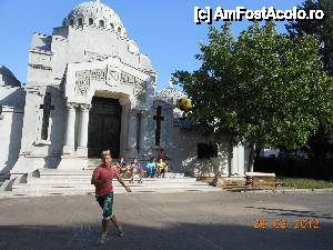 [P01] Focşani - Mausoleul Eroilor. În faţa monumentului, copii joacă fotbal.  » foto by iulianic
 - 
<span class="allrVoted glyphicon glyphicon-heart hidden" id="av465233"></span>
<a class="m-l-10 hidden" id="sv465233" onclick="voting_Foto_DelVot(,465233,7833)" role="button">șterge vot <span class="glyphicon glyphicon-remove"></span></a>
<a id="v9465233" class=" c-red"  onclick="voting_Foto_SetVot(465233)" role="button"><span class="glyphicon glyphicon-heart-empty"></span> <b>LIKE</b> = Votează poza</a> <img class="hidden"  id="f465233W9" src="/imagini/loader.gif" border="0" /><span class="AjErrMes hidden" id="e465233ErM"></span>
