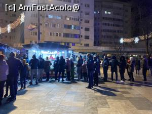 [P11] Focsani - Targul de Craciun seara si cozi la diferite bunataturi » foto by mishu
 - 
<span class="allrVoted glyphicon glyphicon-heart hidden" id="av1344485"></span>
<a class="m-l-10 hidden" id="sv1344485" onclick="voting_Foto_DelVot(,1344485,7833)" role="button">șterge vot <span class="glyphicon glyphicon-remove"></span></a>
<a id="v91344485" class=" c-red"  onclick="voting_Foto_SetVot(1344485)" role="button"><span class="glyphicon glyphicon-heart-empty"></span> <b>LIKE</b> = Votează poza</a> <img class="hidden"  id="f1344485W9" src="/imagini/loader.gif" border="0" /><span class="AjErrMes hidden" id="e1344485ErM"></span>