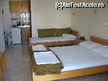 [P04] Hotel Maria - camera cu kichinetă. Dacă n-ar fi pereţii goi, ar fi chiar cochetă. » foto by almona
 - 
<span class="allrVoted glyphicon glyphicon-heart hidden" id="av154941"></span>
<a class="m-l-10 hidden" id="sv154941" onclick="voting_Foto_DelVot(,154941,7852)" role="button">șterge vot <span class="glyphicon glyphicon-remove"></span></a>
<a id="v9154941" class=" c-red"  onclick="voting_Foto_SetVot(154941)" role="button"><span class="glyphicon glyphicon-heart-empty"></span> <b>LIKE</b> = Votează poza</a> <img class="hidden"  id="f154941W9" src="/imagini/loader.gif" border="0" /><span class="AjErrMes hidden" id="e154941ErM"></span>