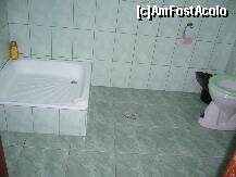 [P05] Baia, vazuta dinspre camera. La cada chiar se simtea lipsa unei perdelute, sper ca proprietarii au avut-o in vedere la renovare. » foto by Paty
 - 
<span class="allrVoted glyphicon glyphicon-heart hidden" id="av155650"></span>
<a class="m-l-10 hidden" id="sv155650" onclick="voting_Foto_DelVot(,155650,7870)" role="button">șterge vot <span class="glyphicon glyphicon-remove"></span></a>
<a id="v9155650" class=" c-red"  onclick="voting_Foto_SetVot(155650)" role="button"><span class="glyphicon glyphicon-heart-empty"></span> <b>LIKE</b> = Votează poza</a> <img class="hidden"  id="f155650W9" src="/imagini/loader.gif" border="0" /><span class="AjErrMes hidden" id="e155650ErM"></span>
