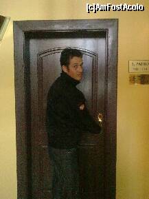 [P09] sotul meu, la usa camerei de hotel » foto by ilincutei c*
 - 
<span class="allrVoted glyphicon glyphicon-heart hidden" id="av167816"></span>
<a class="m-l-10 hidden" id="sv167816" onclick="voting_Foto_DelVot(,167816,8090)" role="button">șterge vot <span class="glyphicon glyphicon-remove"></span></a>
<a id="v9167816" class=" c-red"  onclick="voting_Foto_SetVot(167816)" role="button"><span class="glyphicon glyphicon-heart-empty"></span> <b>LIKE</b> = Votează poza</a> <img class="hidden"  id="f167816W9" src="/imagini/loader.gif" border="0" /><span class="AjErrMes hidden" id="e167816ErM"></span>