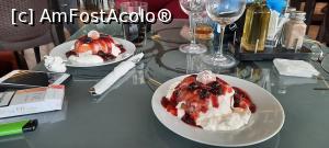 [P14] Pitești, Restaurantul „La Butoaie”, Terasa, Masa noastră, Papanași, porția împărțită în două și iar smântâna care nu mi-a plăcut, era grețoasă... » foto by mprofeanu
 - 
<span class="allrVoted glyphicon glyphicon-heart hidden" id="av1339662"></span>
<a class="m-l-10 hidden" id="sv1339662" onclick="voting_Foto_DelVot(,1339662,8103)" role="button">șterge vot <span class="glyphicon glyphicon-remove"></span></a>
<a id="v91339662" class=" c-red"  onclick="voting_Foto_SetVot(1339662)" role="button"><span class="glyphicon glyphicon-heart-empty"></span> <b>LIKE</b> = Votează poza</a> <img class="hidden"  id="f1339662W9" src="/imagini/loader.gif" border="0" /><span class="AjErrMes hidden" id="e1339662ErM"></span>