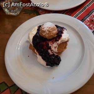 [P23] Pitești, Restaurantul „La Tuciuri”, Masa noastră, Papanaș cu dulceață de afine » foto by mprofeanu
 - 
<span class="allrVoted glyphicon glyphicon-heart hidden" id="av1428892"></span>
<a class="m-l-10 hidden" id="sv1428892" onclick="voting_Foto_DelVot(,1428892,8103)" role="button">șterge vot <span class="glyphicon glyphicon-remove"></span></a>
<a id="v91428892" class=" c-red"  onclick="voting_Foto_SetVot(1428892)" role="button"><span class="glyphicon glyphicon-heart-empty"></span> <b>LIKE</b> = Votează poza</a> <img class="hidden"  id="f1428892W9" src="/imagini/loader.gif" border="0" /><span class="AjErrMes hidden" id="e1428892ErM"></span>