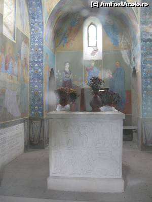 [P14] Interior capela Stella Maris - Vitănești, Teleorman 
În mijloc sarcofagul de piatră sculptat, pe peretele din față: ctitorii.  » foto by tata123 🔱
 - 
<span class="allrVoted glyphicon glyphicon-heart hidden" id="av578508"></span>
<a class="m-l-10 hidden" id="sv578508" onclick="voting_Foto_DelVot(,578508,8118)" role="button">șterge vot <span class="glyphicon glyphicon-remove"></span></a>
<a id="v9578508" class=" c-red"  onclick="voting_Foto_SetVot(578508)" role="button"><span class="glyphicon glyphicon-heart-empty"></span> <b>LIKE</b> = Votează poza</a> <img class="hidden"  id="f578508W9" src="/imagini/loader.gif" border="0" /><span class="AjErrMes hidden" id="e578508ErM"></span>