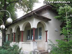 [P17] Conacul Noica din Vitănești (se observă pe perete plăcuța ce semnalează că aici s-a născut filosoful Constantin Noica)  » foto by tata123 🔱
 - 
<span class="allrVoted glyphicon glyphicon-heart hidden" id="av578511"></span>
<a class="m-l-10 hidden" id="sv578511" onclick="voting_Foto_DelVot(,578511,8118)" role="button">șterge vot <span class="glyphicon glyphicon-remove"></span></a>
<a id="v9578511" class=" c-red"  onclick="voting_Foto_SetVot(578511)" role="button"><span class="glyphicon glyphicon-heart-empty"></span> <b>LIKE</b> = Votează poza</a> <img class="hidden"  id="f578511W9" src="/imagini/loader.gif" border="0" /><span class="AjErrMes hidden" id="e578511ErM"></span>
