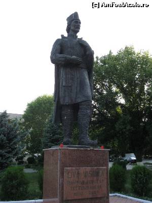 [P20] Monument dedicat interpretului de folclor Liviu Vasilică.  » foto by tata123 🔱
 - 
<span class="allrVoted glyphicon glyphicon-heart hidden" id="av594269"></span>
<a class="m-l-10 hidden" id="sv594269" onclick="voting_Foto_DelVot(,594269,8118)" role="button">șterge vot <span class="glyphicon glyphicon-remove"></span></a>
<a id="v9594269" class=" c-red"  onclick="voting_Foto_SetVot(594269)" role="button"><span class="glyphicon glyphicon-heart-empty"></span> <b>LIKE</b> = Votează poza</a> <img class="hidden"  id="f594269W9" src="/imagini/loader.gif" border="0" /><span class="AjErrMes hidden" id="e594269ErM"></span>