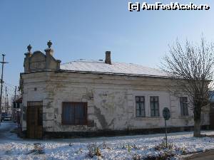 [P05] Prăvălie și casă din anii 20 - str. Alexandru Ghica (Fotografiile de iarnă sunt effectuate în ianuarie 2011)  » foto by tata123 🔱
 - 
<span class="allrVoted glyphicon glyphicon-heart hidden" id="av594251"></span>
<a class="m-l-10 hidden" id="sv594251" onclick="voting_Foto_DelVot(,594251,8118)" role="button">șterge vot <span class="glyphicon glyphicon-remove"></span></a>
<a id="v9594251" class=" c-red"  onclick="voting_Foto_SetVot(594251)" role="button"><span class="glyphicon glyphicon-heart-empty"></span> <b>LIKE</b> = Votează poza</a> <img class="hidden"  id="f594251W9" src="/imagini/loader.gif" border="0" /><span class="AjErrMes hidden" id="e594251ErM"></span>