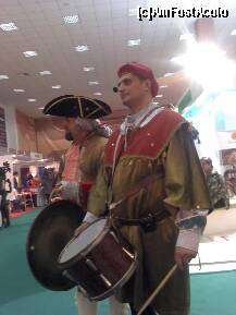 [P50] Ei sunt cei doi <b>toboşari sighişoreni</b> frumos imbracati de care am amintit in review, care faceau reclama <s>la zona Hunedoarei</s>. Se plimbau peste tot si ii auzeai de departe. » foto by adryana
 - 
<span class="allrVoted glyphicon glyphicon-heart hidden" id="av272728"></span>
<a class="m-l-10 hidden" id="sv272728" onclick="voting_Foto_DelVot(,272728,8126)" role="button">șterge vot <span class="glyphicon glyphicon-remove"></span></a>
<a id="v9272728" class=" c-red"  onclick="voting_Foto_SetVot(272728)" role="button"><span class="glyphicon glyphicon-heart-empty"></span> <b>LIKE</b> = Votează poza</a> <img class="hidden"  id="f272728W9" src="/imagini/loader.gif" border="0" /><span class="AjErrMes hidden" id="e272728ErM"></span>