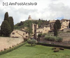 [P04] Rocca Maggiore văzută de pe esplanada din fața Basilicii Sfântului Francisc.  » foto by Carmen Ion
 - 
<span class="allrVoted glyphicon glyphicon-heart hidden" id="av997275"></span>
<a class="m-l-10 hidden" id="sv997275" onclick="voting_Foto_DelVot(,997275,8154)" role="button">șterge vot <span class="glyphicon glyphicon-remove"></span></a>
<a id="v9997275" class=" c-red"  onclick="voting_Foto_SetVot(997275)" role="button"><span class="glyphicon glyphicon-heart-empty"></span> <b>LIKE</b> = Votează poza</a> <img class="hidden"  id="f997275W9" src="/imagini/loader.gif" border="0" /><span class="AjErrMes hidden" id="e997275ErM"></span>