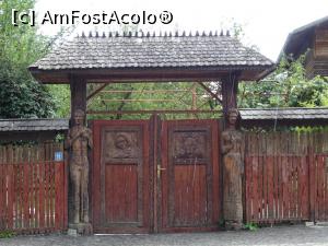 [P21] Poartă în Breaza, Prahova.  » foto by tata123 🔱
 - 
<span class="allrVoted glyphicon glyphicon-heart hidden" id="av1002279"></span>
<a class="m-l-10 hidden" id="sv1002279" onclick="voting_Foto_DelVot(,1002279,8246)" role="button">șterge vot <span class="glyphicon glyphicon-remove"></span></a>
<a id="v91002279" class=" c-red"  onclick="voting_Foto_SetVot(1002279)" role="button"><span class="glyphicon glyphicon-heart-empty"></span> <b>LIKE</b> = Votează poza</a> <img class="hidden"  id="f1002279W9" src="/imagini/loader.gif" border="0" /><span class="AjErrMes hidden" id="e1002279ErM"></span>