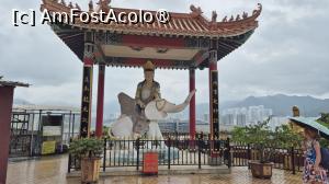 [P24] Cu doar cativa alti vizitatori acolo, m-am bucurat de atmosfera linistita. M-am plimbat prin ploaie (desi o urasc), pe terenul manastirii, inconjurata de statuile aurii ale lui Buddha si de pacea si armonia pe care acestea le reprezinta. » foto by geani anto
 - 
<span class="allrVoted glyphicon glyphicon-heart hidden" id="av1520963"></span>
<a class="m-l-10 hidden" id="sv1520963" onclick="voting_Foto_DelVot(,1520963,8285)" role="button">șterge vot <span class="glyphicon glyphicon-remove"></span></a>
<a id="v91520963" class=" c-red"  onclick="voting_Foto_SetVot(1520963)" role="button"><span class="glyphicon glyphicon-heart-empty"></span> <b>LIKE</b> = Votează poza</a> <img class="hidden"  id="f1520963W9" src="/imagini/loader.gif" border="0" /><span class="AjErrMes hidden" id="e1520963ErM"></span>