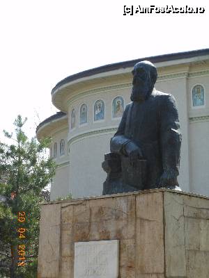 [P16] Giurgiu - Bustul lui Nicolae Iorga în micul parc de lângă catedrală.  » foto by iulianic
 - 
<span class="allrVoted glyphicon glyphicon-heart hidden" id="av413631"></span>
<a class="m-l-10 hidden" id="sv413631" onclick="voting_Foto_DelVot(,413631,8317)" role="button">șterge vot <span class="glyphicon glyphicon-remove"></span></a>
<a id="v9413631" class=" c-red"  onclick="voting_Foto_SetVot(413631)" role="button"><span class="glyphicon glyphicon-heart-empty"></span> <b>LIKE</b> = Votează poza</a> <img class="hidden"  id="f413631W9" src="/imagini/loader.gif" border="0" /><span class="AjErrMes hidden" id="e413631ErM"></span>