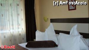 [P19] Camera, cu patul matrimonial, în care am stat la hotelul Nicky » foto by Costi
 - 
<span class="allrVoted glyphicon glyphicon-heart hidden" id="av466154"></span>
<a class="m-l-10 hidden" id="sv466154" onclick="voting_Foto_DelVot(,466154,8322)" role="button">șterge vot <span class="glyphicon glyphicon-remove"></span></a>
<a id="v9466154" class=" c-red"  onclick="voting_Foto_SetVot(466154)" role="button"><span class="glyphicon glyphicon-heart-empty"></span> <b>LIKE</b> = Votează poza</a> <img class="hidden"  id="f466154W9" src="/imagini/loader.gif" border="0" /><span class="AjErrMes hidden" id="e466154ErM"></span>