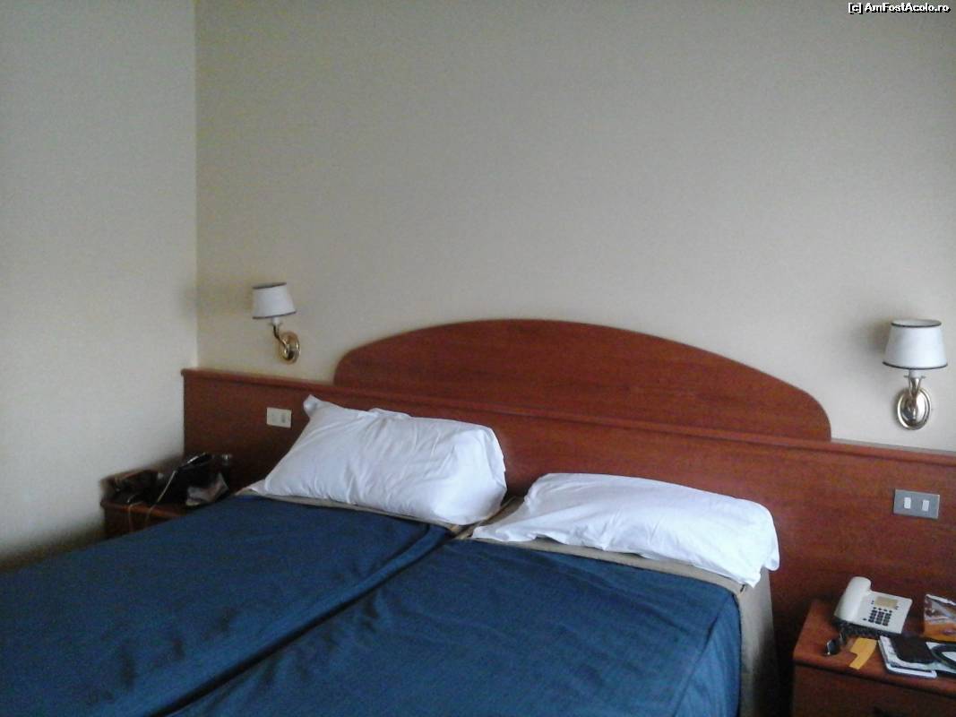 [P02] Camera de hotel » foto by rolandgabriel
 - 
<span class="allrVoted glyphicon glyphicon-heart hidden" id="av579023"></span>
<a class="m-l-10 hidden" id="sv579023" onclick="voting_Foto_DelVot(,579023,8347)" role="button">șterge vot <span class="glyphicon glyphicon-remove"></span></a>
<a id="v9579023" class=" c-red"  onclick="voting_Foto_SetVot(579023)" role="button"><span class="glyphicon glyphicon-heart-empty"></span> <b>LIKE</b> = Votează poza</a> <img class="hidden"  id="f579023W9" src="/imagini/loader.gif" border="0" /><span class="AjErrMes hidden" id="e579023ErM"></span>