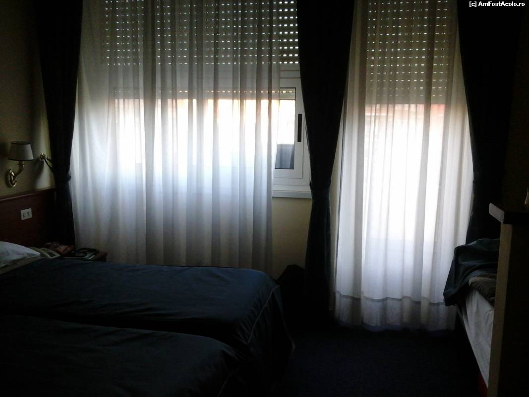 [P04] Camera hotel 3 paturi » foto by rolandgabriel
 - 
<span class="allrVoted glyphicon glyphicon-heart hidden" id="av579025"></span>
<a class="m-l-10 hidden" id="sv579025" onclick="voting_Foto_DelVot(,579025,8347)" role="button">șterge vot <span class="glyphicon glyphicon-remove"></span></a>
<a id="v9579025" class=" c-red"  onclick="voting_Foto_SetVot(579025)" role="button"><span class="glyphicon glyphicon-heart-empty"></span> <b>LIKE</b> = Votează poza</a> <img class="hidden"  id="f579025W9" src="/imagini/loader.gif" border="0" /><span class="AjErrMes hidden" id="e579025ErM"></span>