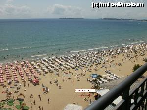 [P24] Barul de pe plaja al hotelului Bellevue - suc, bere, cocktail-uri, pizza, carnaciori.
Are scaune si in partea din fata unde este pomul acela nu doar pe lateralul care se vede, practic acolo se face servirea. » foto by Nicu V
 - 
<span class="allrVoted glyphicon glyphicon-heart hidden" id="av394581"></span>
<a class="m-l-10 hidden" id="sv394581" onclick="voting_Foto_DelVot(,394581,8448)" role="button">șterge vot <span class="glyphicon glyphicon-remove"></span></a>
<a id="v9394581" class=" c-red"  onclick="voting_Foto_SetVot(394581)" role="button"><span class="glyphicon glyphicon-heart-empty"></span> <b>LIKE</b> = Votează poza</a> <img class="hidden"  id="f394581W9" src="/imagini/loader.gif" border="0" /><span class="AjErrMes hidden" id="e394581ErM"></span>