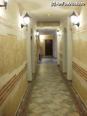 [P27] spre casa de schimb valutar din holul hotelului Bellevue.  » foto by Nicu V
 - 
<span class="allrVoted glyphicon glyphicon-heart hidden" id="av395770"></span>
<a class="m-l-10 hidden" id="sv395770" onclick="voting_Foto_DelVot(,395770,8448)" role="button">șterge vot <span class="glyphicon glyphicon-remove"></span></a>
<a id="v9395770" class=" c-red"  onclick="voting_Foto_SetVot(395770)" role="button"><span class="glyphicon glyphicon-heart-empty"></span> <b>LIKE</b> = Votează poza</a> <img class="hidden"  id="f395770W9" src="/imagini/loader.gif" border="0" /><span class="AjErrMes hidden" id="e395770ErM"></span>