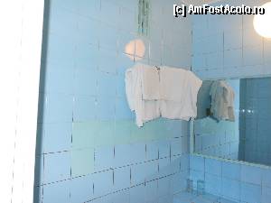 [P26] Hotel Cosmos - Faianta este carpita pe ici pe colo, prosoapele nu sunt albite, iar paharele sunt asezate direct pe faianta. » foto by iulianic
 - 
<span class="allrVoted glyphicon glyphicon-heart hidden" id="av351229"></span>
<a class="m-l-10 hidden" id="sv351229" onclick="voting_Foto_DelVot(,351229,8497)" role="button">șterge vot <span class="glyphicon glyphicon-remove"></span></a>
<a id="v9351229" class=" c-red"  onclick="voting_Foto_SetVot(351229)" role="button"><span class="glyphicon glyphicon-heart-empty"></span> <b>LIKE</b> = Votează poza</a> <img class="hidden"  id="f351229W9" src="/imagini/loader.gif" border="0" /><span class="AjErrMes hidden" id="e351229ErM"></span>