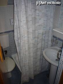 [P17] Select Holiday Villas - toaleta de la etaj strâmtă rău, dar fără a fi înghesuită. » foto by Dragoș_MD
 - 
<span class="allrVoted glyphicon glyphicon-heart hidden" id="av185382"></span>
<a class="m-l-10 hidden" id="sv185382" onclick="voting_Foto_DelVot(,185382,8525)" role="button">șterge vot <span class="glyphicon glyphicon-remove"></span></a>
<a id="v9185382" class=" c-red"  onclick="voting_Foto_SetVot(185382)" role="button"><span class="glyphicon glyphicon-heart-empty"></span> <b>LIKE</b> = Votează poza</a> <img class="hidden"  id="f185382W9" src="/imagini/loader.gif" border="0" /><span class="AjErrMes hidden" id="e185382ErM"></span>