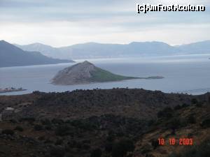 [P26] Insula Moni, priveliște din satul Pacheia Rachi. În fundal, Methana și Peloponezul. În stînga, lîngă Moni, se vede vîrful peninsulei pe care e așezat satul Perdika » foto by abancor
 - 
<span class="allrVoted glyphicon glyphicon-heart hidden" id="av566708"></span>
<a class="m-l-10 hidden" id="sv566708" onclick="voting_Foto_DelVot(,566708,8651)" role="button">șterge vot <span class="glyphicon glyphicon-remove"></span></a>
<a id="v9566708" class=" c-red"  onclick="voting_Foto_SetVot(566708)" role="button"><span class="glyphicon glyphicon-heart-empty"></span> <b>LIKE</b> = Votează poza</a> <img class="hidden"  id="f566708W9" src="/imagini/loader.gif" border="0" /><span class="AjErrMes hidden" id="e566708ErM"></span>