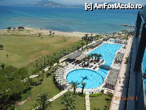 [P07] Peisaj vazut in dreapta hotelului, cu plaja Venosa, piscinele, lobby bar-ul si iurta de airan...  » foto by livv1973
 - 
<span class="allrVoted glyphicon glyphicon-heart hidden" id="av431877"></span>
<a class="m-l-10 hidden" id="sv431877" onclick="voting_Foto_DelVot(,431877,8653)" role="button">șterge vot <span class="glyphicon glyphicon-remove"></span></a>
<a id="v9431877" class=" c-red"  onclick="voting_Foto_SetVot(431877)" role="button"><span class="glyphicon glyphicon-heart-empty"></span> <b>LIKE</b> = Votează poza</a> <img class="hidden"  id="f431877W9" src="/imagini/loader.gif" border="0" /><span class="AjErrMes hidden" id="e431877ErM"></span>