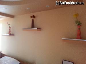 [P14] Policioare cu mici vaze decorau peretii apartamentului » foto by Dan&Ema
 - 
<span class="allrVoted glyphicon glyphicon-heart hidden" id="av548567"></span>
<a class="m-l-10 hidden" id="sv548567" onclick="voting_Foto_DelVot(,548567,8681)" role="button">șterge vot <span class="glyphicon glyphicon-remove"></span></a>
<a id="v9548567" class=" c-red"  onclick="voting_Foto_SetVot(548567)" role="button"><span class="glyphicon glyphicon-heart-empty"></span> <b>LIKE</b> = Votează poza</a> <img class="hidden"  id="f548567W9" src="/imagini/loader.gif" border="0" /><span class="AjErrMes hidden" id="e548567ErM"></span>