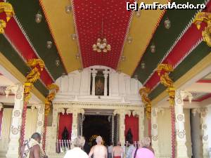 [P28] Templu hinduist. Ceremonia este in cinstea lui Ganesh. Filmatul sau fotografierea nu sunt permise in interior.  » foto by nela b
 - 
<span class="allrVoted glyphicon glyphicon-heart hidden" id="av525706"></span>
<a class="m-l-10 hidden" id="sv525706" onclick="voting_Foto_DelVot(,525706,8783)" role="button">șterge vot <span class="glyphicon glyphicon-remove"></span></a>
<a id="v9525706" class=" c-red"  onclick="voting_Foto_SetVot(525706)" role="button"><span class="glyphicon glyphicon-heart-empty"></span> <b>LIKE</b> = Votează poza</a> <img class="hidden"  id="f525706W9" src="/imagini/loader.gif" border="0" /><span class="AjErrMes hidden" id="e525706ErM"></span>