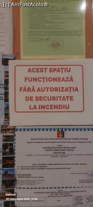[P11] Acest anunt si scara din lemn dintre etajele 1 si 2 ma fac sa cred ca in cazul unui posibil eveniment, persoanele cazate la et 2 sunt in mare pericol. Cum functioneaza un hotel fara aceasta autorizatie ? » foto by gado
 - 
<span class="allrVoted glyphicon glyphicon-heart hidden" id="av1525955"></span>
<a class="m-l-10 hidden" id="sv1525955" onclick="voting_Foto_DelVot(,1525955,8815)" role="button">șterge vot <span class="glyphicon glyphicon-remove"></span></a>
<a id="v91525955" class=" c-red"  onclick="voting_Foto_SetVot(1525955)" role="button"><span class="glyphicon glyphicon-heart-empty"></span> <b>LIKE</b> = Votează poza</a> <img class="hidden"  id="f1525955W9" src="/imagini/loader.gif" border="0" /><span class="AjErrMes hidden" id="e1525955ErM"></span>