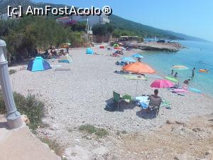 [P19] Plaja principală din Zavala şi pe fundal între plajă şi port un loc unde se poate parca liber maşina » foto by sle
 - 
<span class="allrVoted glyphicon glyphicon-heart hidden" id="av763562"></span>
<a class="m-l-10 hidden" id="sv763562" onclick="voting_Foto_DelVot(,763562,8824)" role="button">șterge vot <span class="glyphicon glyphicon-remove"></span></a>
<a id="v9763562" class=" c-red"  onclick="voting_Foto_SetVot(763562)" role="button"><span class="glyphicon glyphicon-heart-empty"></span> <b>LIKE</b> = Votează poza</a> <img class="hidden"  id="f763562W9" src="/imagini/loader.gif" border="0" /><span class="AjErrMes hidden" id="e763562ErM"></span>