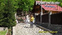 [P46] se vede cabana Perla si bateriile solare de pe acoperis, aici e intrarea in curtea parintilor, cea in galben e gazda noastra » foto by adryana
 - 
<span class="allrVoted glyphicon glyphicon-heart hidden" id="av199159"></span>
<a class="m-l-10 hidden" id="sv199159" onclick="voting_Foto_DelVot(,199159,8881)" role="button">șterge vot <span class="glyphicon glyphicon-remove"></span></a>
<a id="v9199159" class=" c-red"  onclick="voting_Foto_SetVot(199159)" role="button"><span class="glyphicon glyphicon-heart-empty"></span> <b>LIKE</b> = Votează poza</a> <img class="hidden"  id="f199159W9" src="/imagini/loader.gif" border="0" /><span class="AjErrMes hidden" id="e199159ErM"></span>