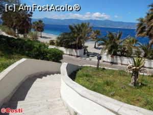 [P18] Ieșire din Lungomare Falcomatà spre plajă. În zare, se vede Sicilia, peste strâmtoarea Messina.  » foto by Costi
 - 
<span class="allrVoted glyphicon glyphicon-heart hidden" id="av850099"></span>
<a class="m-l-10 hidden" id="sv850099" onclick="voting_Foto_DelVot(,850099,8924)" role="button">șterge vot <span class="glyphicon glyphicon-remove"></span></a>
<a id="v9850099" class=" c-red"  onclick="voting_Foto_SetVot(850099)" role="button"><span class="glyphicon glyphicon-heart-empty"></span> <b>LIKE</b> = Votează poza</a> <img class="hidden"  id="f850099W9" src="/imagini/loader.gif" border="0" /><span class="AjErrMes hidden" id="e850099ErM"></span>