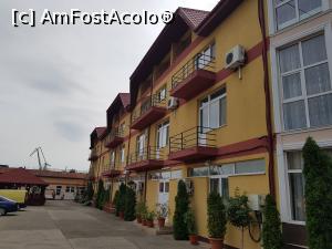 [P02] Hotelul Tudor - curtea unde sunt amenajate mai multe locuri de parcare. » foto by Floryn81
 - 
<span class="allrVoted glyphicon glyphicon-heart hidden" id="av1192527"></span>
<a class="m-l-10 hidden" id="sv1192527" onclick="voting_Foto_DelVot(,1192527,9062)" role="button">șterge vot <span class="glyphicon glyphicon-remove"></span></a>
<a id="v91192527" class=" c-red"  onclick="voting_Foto_SetVot(1192527)" role="button"><span class="glyphicon glyphicon-heart-empty"></span> <b>LIKE</b> = Votează poza</a> <img class="hidden"  id="f1192527W9" src="/imagini/loader.gif" border="0" /><span class="AjErrMes hidden" id="e1192527ErM"></span>