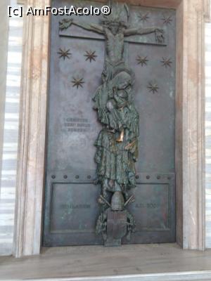 [P20] 20. ”Porta Santa” de la intrarea în bazilică.  » foto by msnd
 - 
<span class="allrVoted glyphicon glyphicon-heart hidden" id="av858723"></span>
<a class="m-l-10 hidden" id="sv858723" onclick="voting_Foto_DelVot(,858723,9312)" role="button">șterge vot <span class="glyphicon glyphicon-remove"></span></a>
<a id="v9858723" class=" c-red"  onclick="voting_Foto_SetVot(858723)" role="button"><span class="glyphicon glyphicon-heart-empty"></span> <b>LIKE</b> = Votează poza</a> <img class="hidden"  id="f858723W9" src="/imagini/loader.gif" border="0" /><span class="AjErrMes hidden" id="e858723ErM"></span>