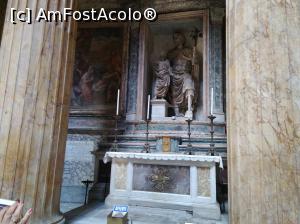 [P22] 22. O statuie cu ”Sfântul Iosif și Isus copil” este amplasată într-o capelă, lângă intrare.  » foto by msnd
 - 
<span class="allrVoted glyphicon glyphicon-heart hidden" id="av860991"></span>
<a class="m-l-10 hidden" id="sv860991" onclick="voting_Foto_DelVot(,860991,9312)" role="button">șterge vot <span class="glyphicon glyphicon-remove"></span></a>
<a id="v9860991" class=" c-red"  onclick="voting_Foto_SetVot(860991)" role="button"><span class="glyphicon glyphicon-heart-empty"></span> <b>LIKE</b> = Votează poza</a> <img class="hidden"  id="f860991W9" src="/imagini/loader.gif" border="0" /><span class="AjErrMes hidden" id="e860991ErM"></span>