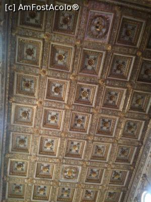[P30] 30. Plafonul casetat al navei centrale, aurit cu aurul adus din Lumea Nouă de Cristofor Columb.  » foto by msnd
 - 
<span class="allrVoted glyphicon glyphicon-heart hidden" id="av861001"></span>
<a class="m-l-10 hidden" id="sv861001" onclick="voting_Foto_DelVot(,861001,9312)" role="button">șterge vot <span class="glyphicon glyphicon-remove"></span></a>
<a id="v9861001" class=" c-red"  onclick="voting_Foto_SetVot(861001)" role="button"><span class="glyphicon glyphicon-heart-empty"></span> <b>LIKE</b> = Votează poza</a> <img class="hidden"  id="f861001W9" src="/imagini/loader.gif" border="0" /><span class="AjErrMes hidden" id="e861001ErM"></span>